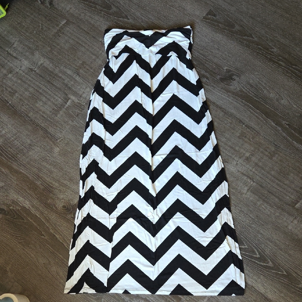 a.n.a Black and White Zigzag Knit Maxi Skirt
